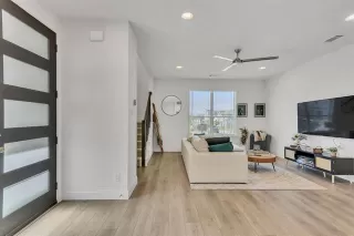 Photo #6: 20888782 Listing