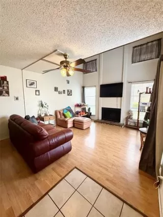 Photo #6: 20896298 Listing