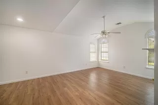 Photo #6: 20909082 Listing