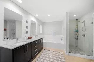 Photo #5: 20942905 Listing