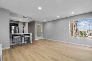 Photo #5: 21010085 Listing