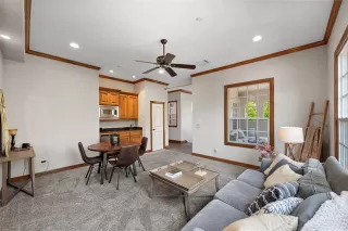 Photo #6: 21040537 Listing