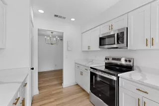 Photo #4: 21086775 Listing