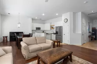 Photo #5: 21094700 Listing