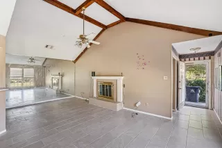 Photo #6: 21106099 Listing