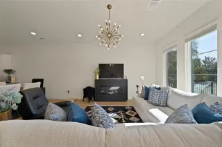 Photo #5: 21109829 Listing