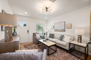 Photo #5: 21112328 Listing