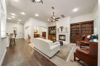 Photo #5: 21113705 Listing