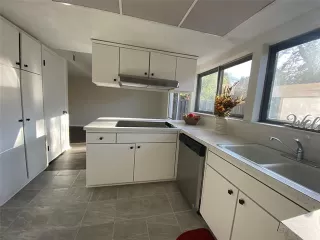 Photo #4: 21121092 Listing