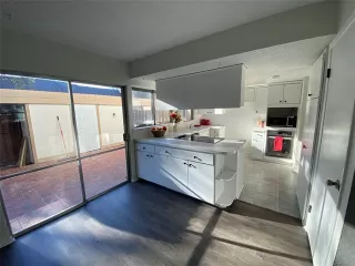 Photo #6: 21121092 Listing