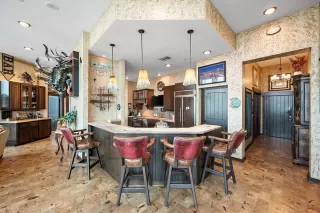 Photo #5: 21121315 Listing