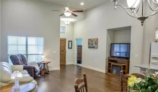 Photo #5: 21162928 Listing