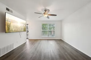 Photo #2: 21182332 Listing