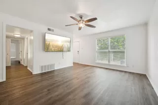 Photo #4: 21182332 Listing