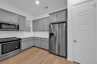 Photo #6: 21182599 Listing