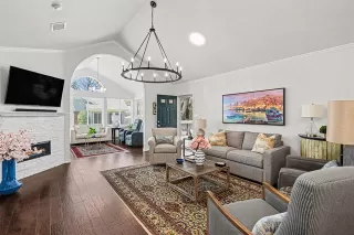 Photo #5: 21208348 Listing