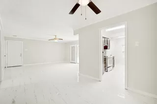 Photo #5: 21258452 Listing