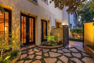 Photo #2: 21284536 Listing