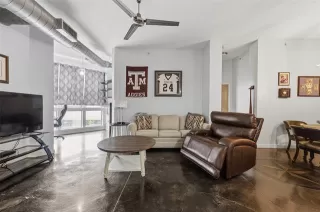 Photo #5: 21300203 Listing