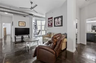 Photo #6: 21300203 Listing